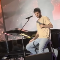 Le chanteur-compositeur Idan Raichel au piano et l'ex-otage Sagui Dekel-Chen, le 29 avril 2025. (Crédit : Capture d'écran/YouTube)